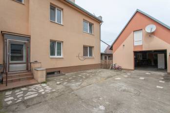 NA PREDAJ dva rodinné domy s tromi bytovými jednotkami v Stupave