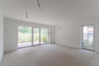 NA PREDAJ moderný 2-izbový byt so záhradou a parkovaním v Kostolišti