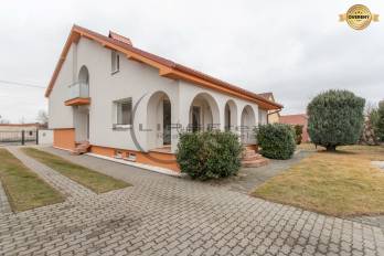 NA PREDAJ priestorovo veľkorysý 7-izbový rodinný dom s garážou, Gajary