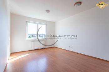 NA PREDAJ slnečný 2-izbový byt s prekrytým balkónom v centre Malaciek