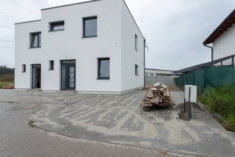  NA PREDAJ NOVOSTAVBA moderný 4-izbový rodinný dom v Kostolišti