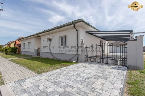  NA PREDAJ priestranný 4-izbový rodinný dom s garážou v obci Závod