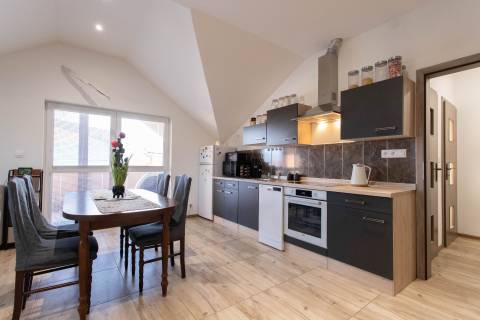  NA PRENÁJOM kompletne zariadený priestranný 3-izbový byt v Kostolišti