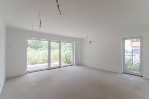  NA PREDAJ moderný 2-izbový byt so záhradou a parkovaním v Kostolišti
