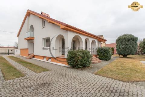  NA PREDAJ priestorovo veľkorysý 7-izbový rodinný dom s garážou, Gajary