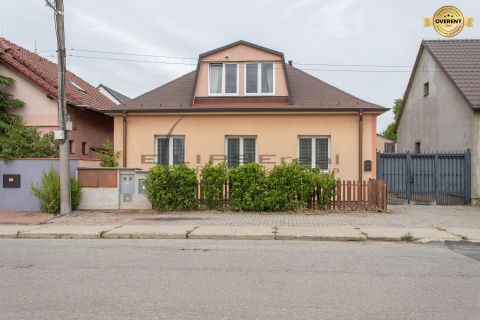  NA PREDAJ rodinný dom s dvomi bytovými jednotkami v Stupave
